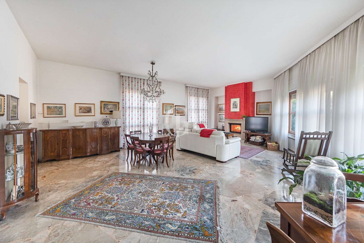 Вилла у озера Гарда, Италия, 350 м2 фото 5