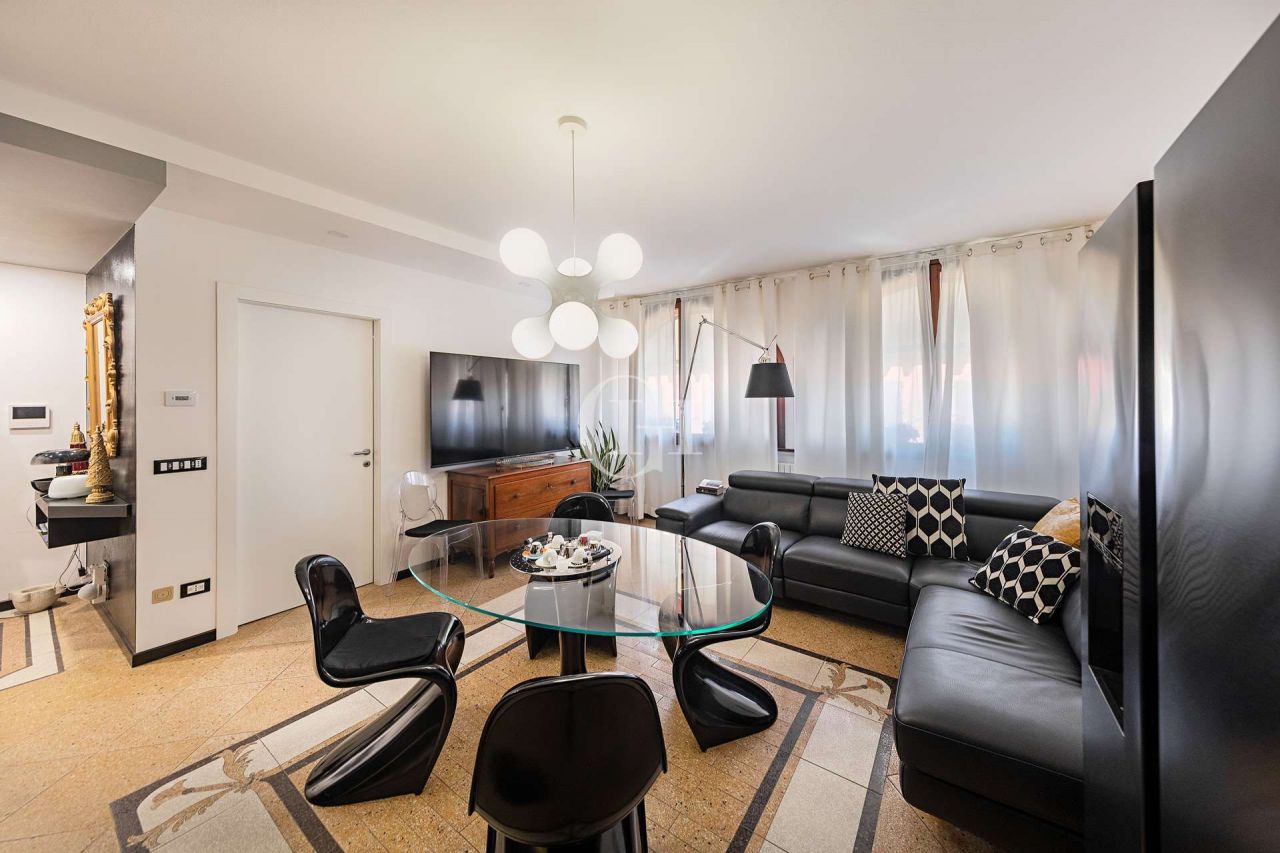 Апартаменты у озера Гарда, Италия, 120 м2 фото 1