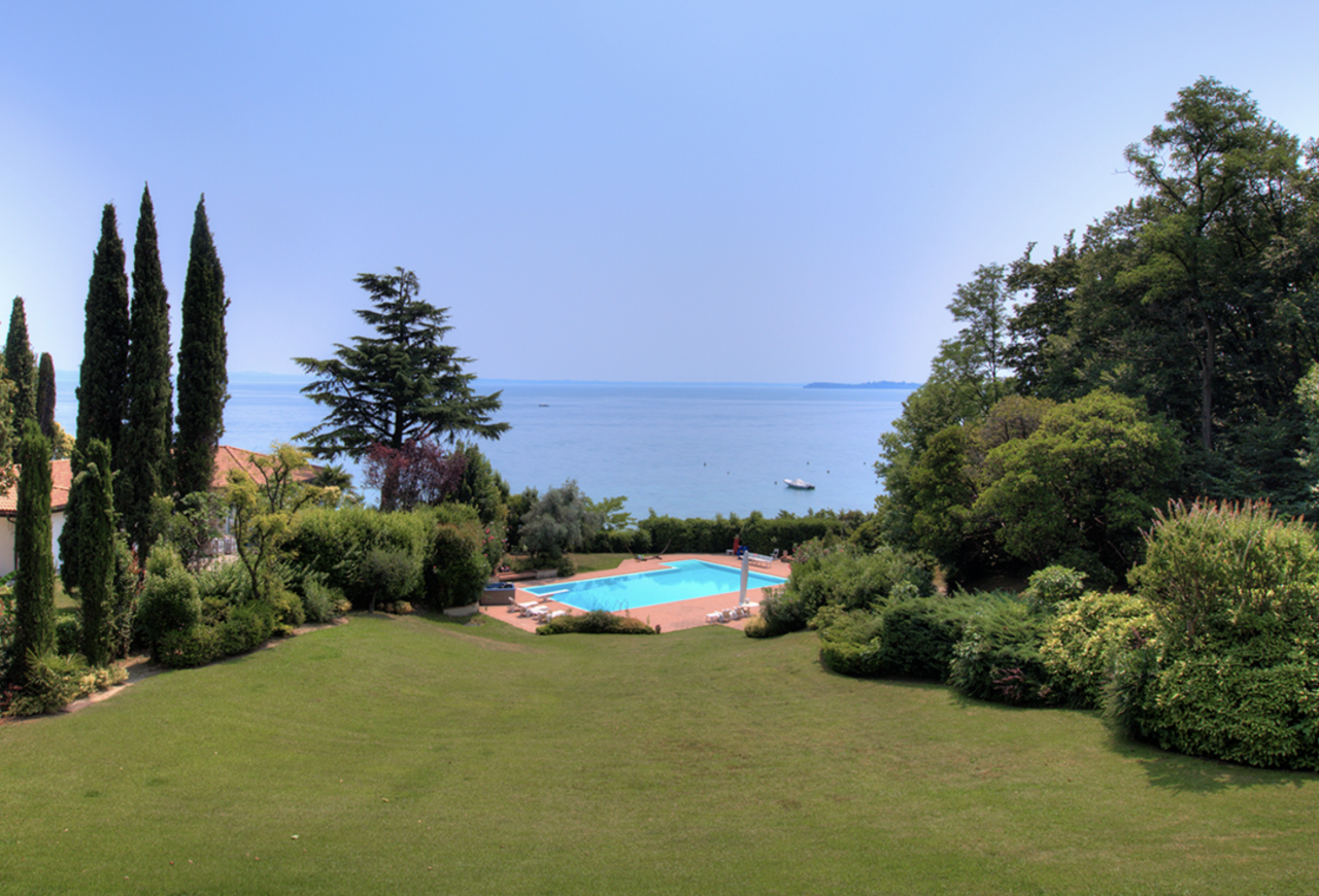Вилла у озера Гарда, Италия, 700 м2 фото 2