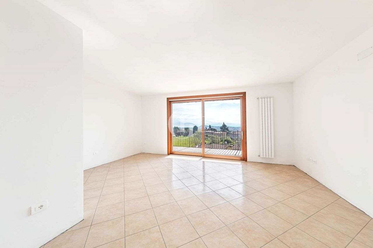 Квартира у озера Гарда, Италия, 90 м2 фото 3