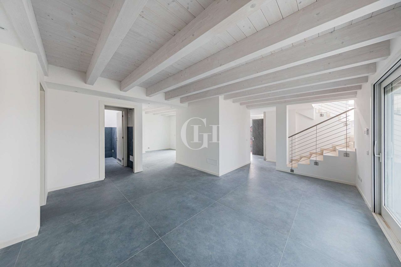 Пентхаус у озера Гарда, Италия, 220 м2 фото 1