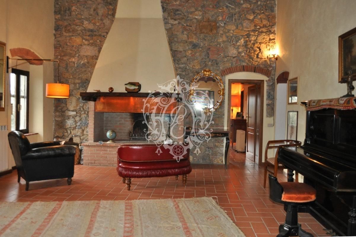 Дом в Суверето, Италия, 400 м2 фото 3