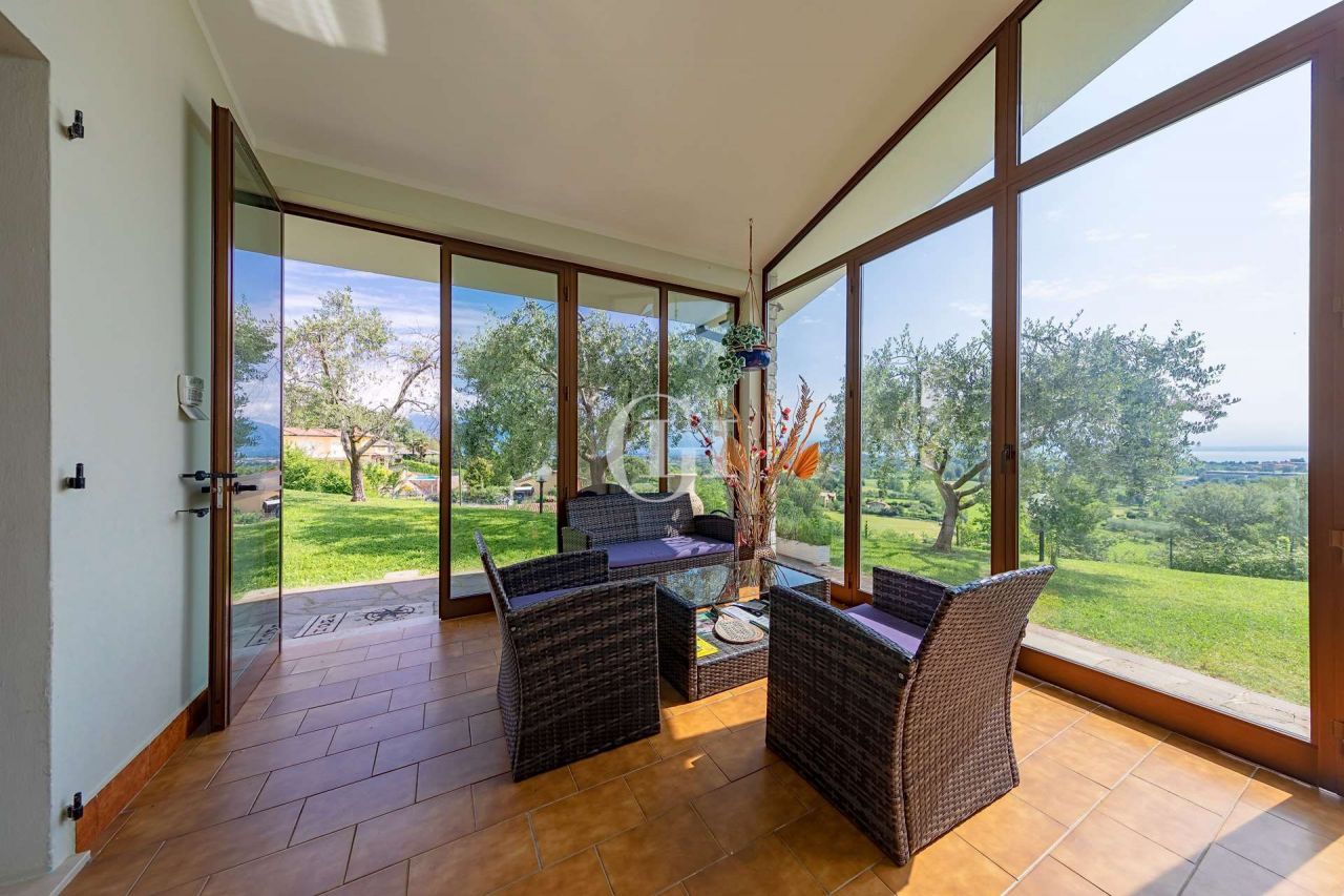 Вилла у озера Гарда, Италия, 350 м2 фото 3
