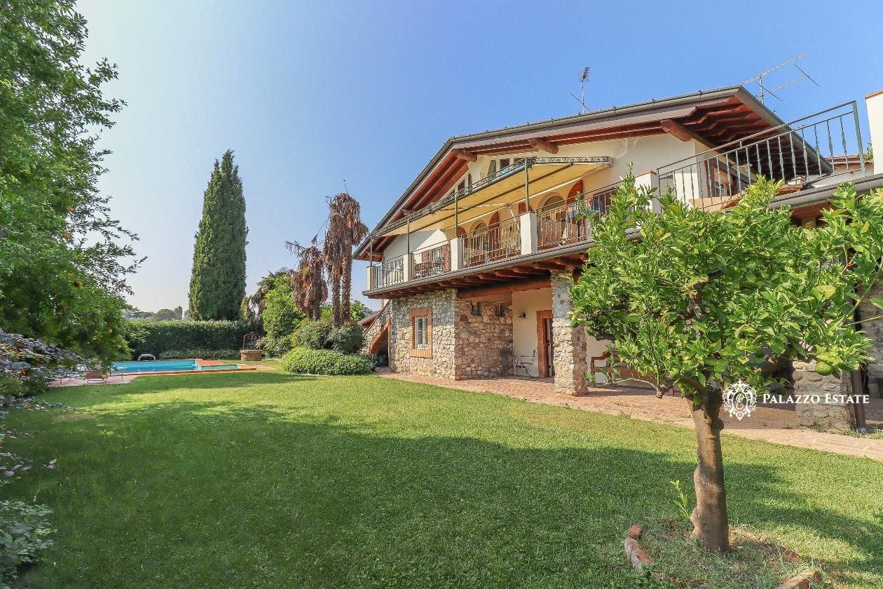 Вилла в Паденге-суль-Гарде, Италия, 300 м2 фото 1