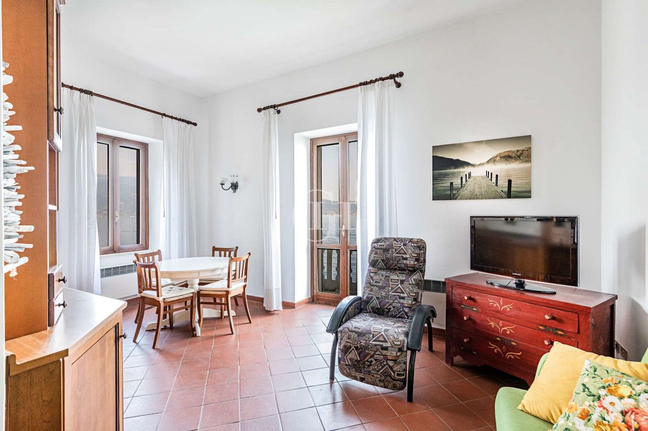 Квартира у озера Гарда, Италия, 53 м2 фото 4