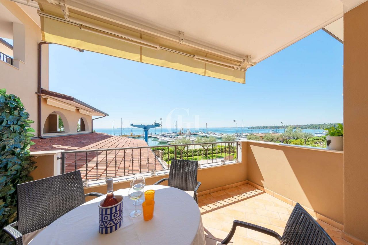 Квартира у озера Гарда, Италия, 75 м2 фото 1