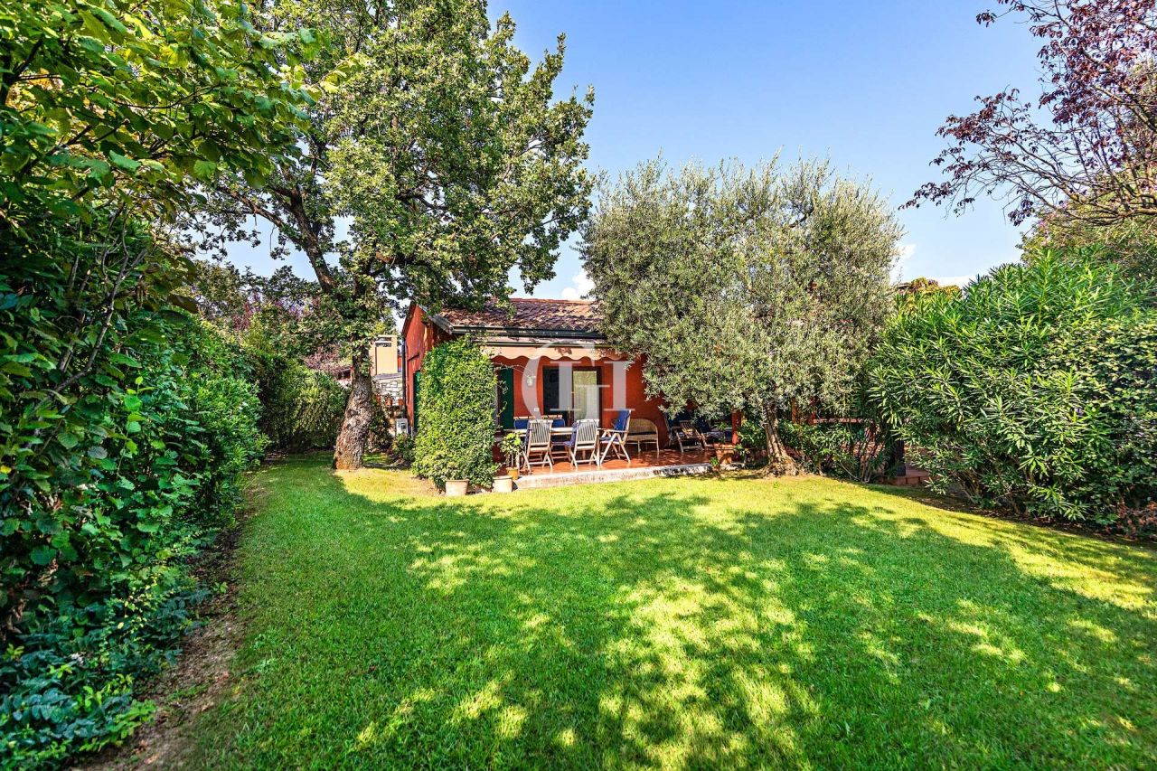 Квартира у озера Гарда, Италия, 80 м2 фото 1
