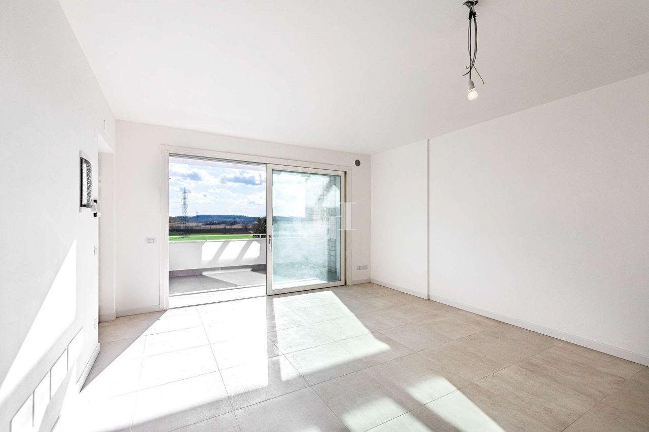 Квартира у озера Гарда, Италия, 95 м2 фото 3