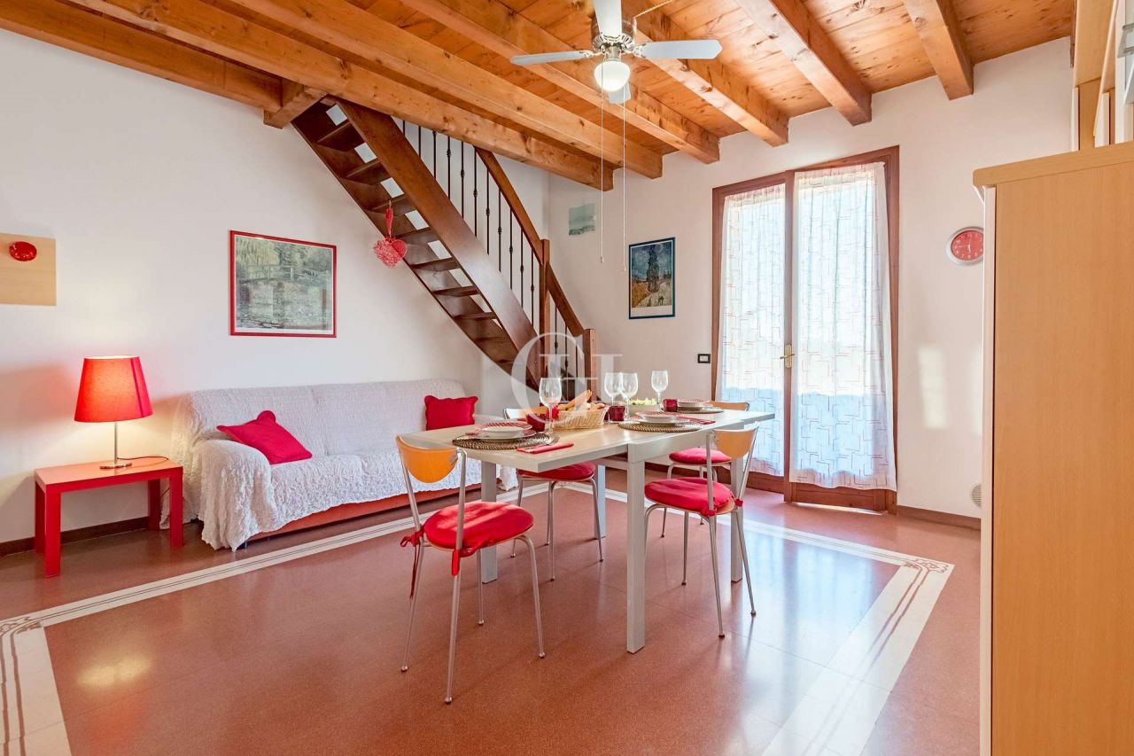 Квартира у озера Гарда, Италия, 80 м2 фото 2