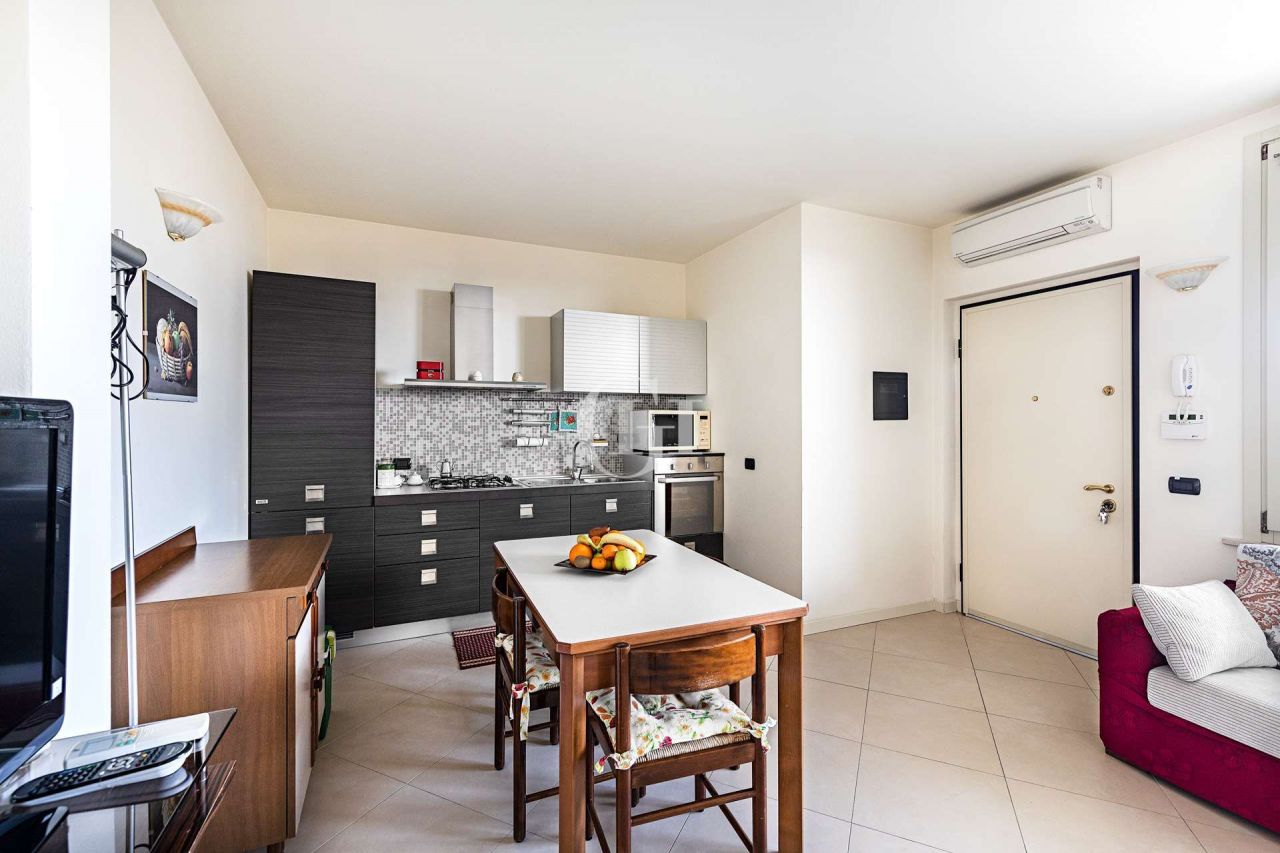 Квартира у озера Гарда, Италия, 80 м2 фото 4