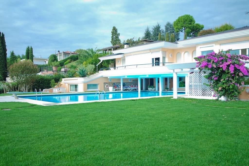Вилла у озера Гарда, Италия, 800 м2 фото 3