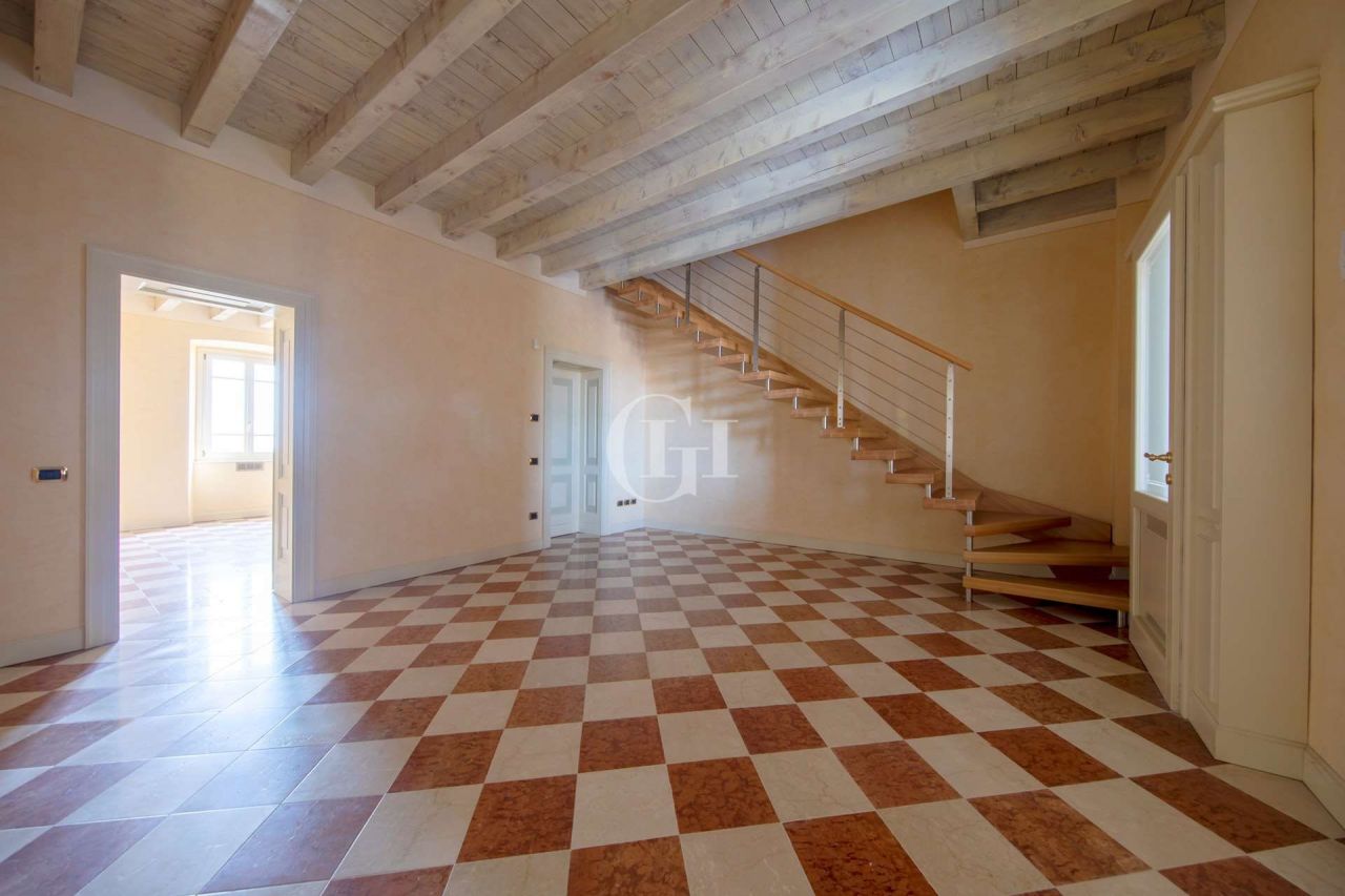 Апартаменты у озера Гарда, Италия, 141.43 м2 фото 1