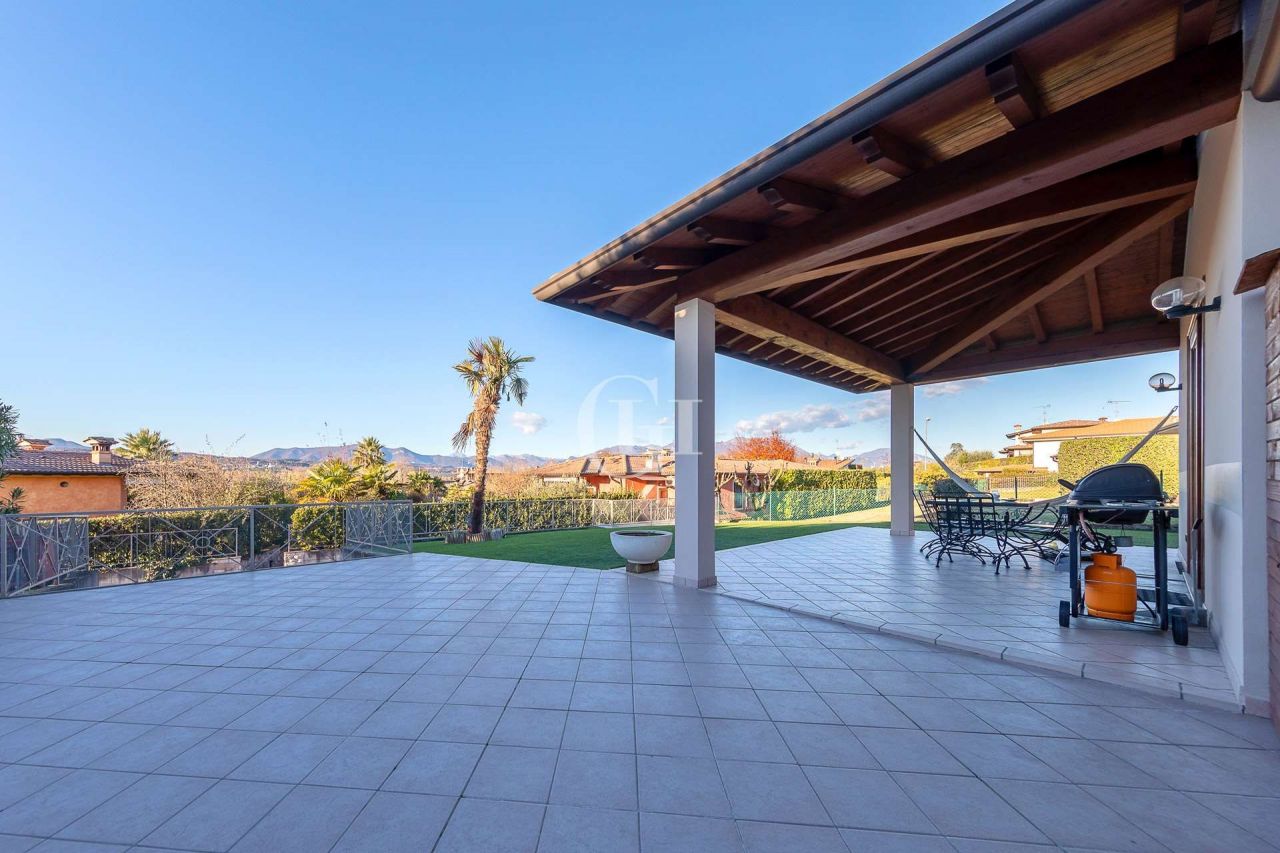 Вилла у озера Гарда, Италия, 350 м2 фото 4