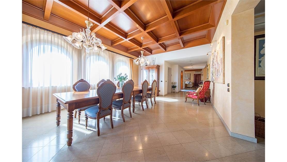 Вилла у озера Гарда, Италия, 600 м2 фото 4