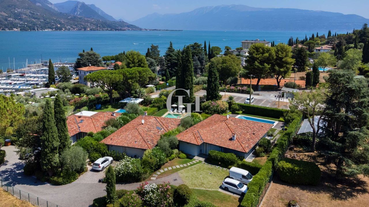 Вилла у озера Гарда, Италия, 300 м2 фото 1
