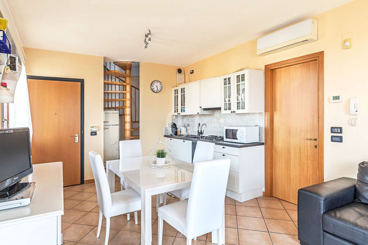 Квартира у озера Гарда, Италия, 110 м2 фото 2
