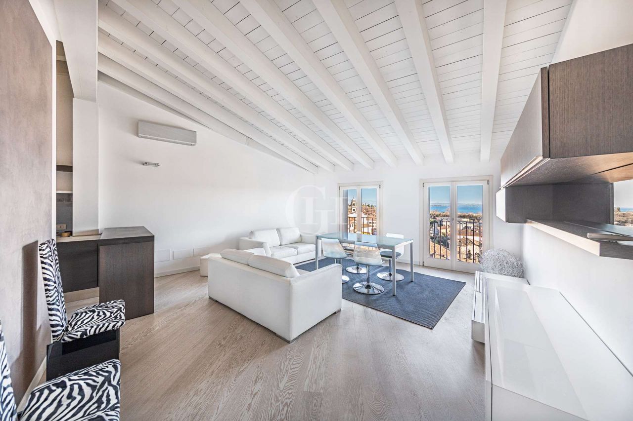 Пентхаус у озера Гарда, Италия, 90 м2 фото 1