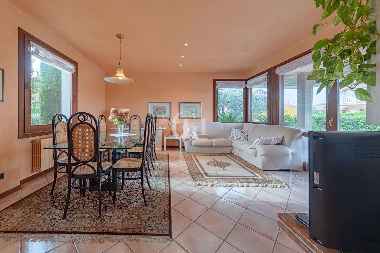 Вилла у озера Гарда, Италия, 350 м2 фото 2