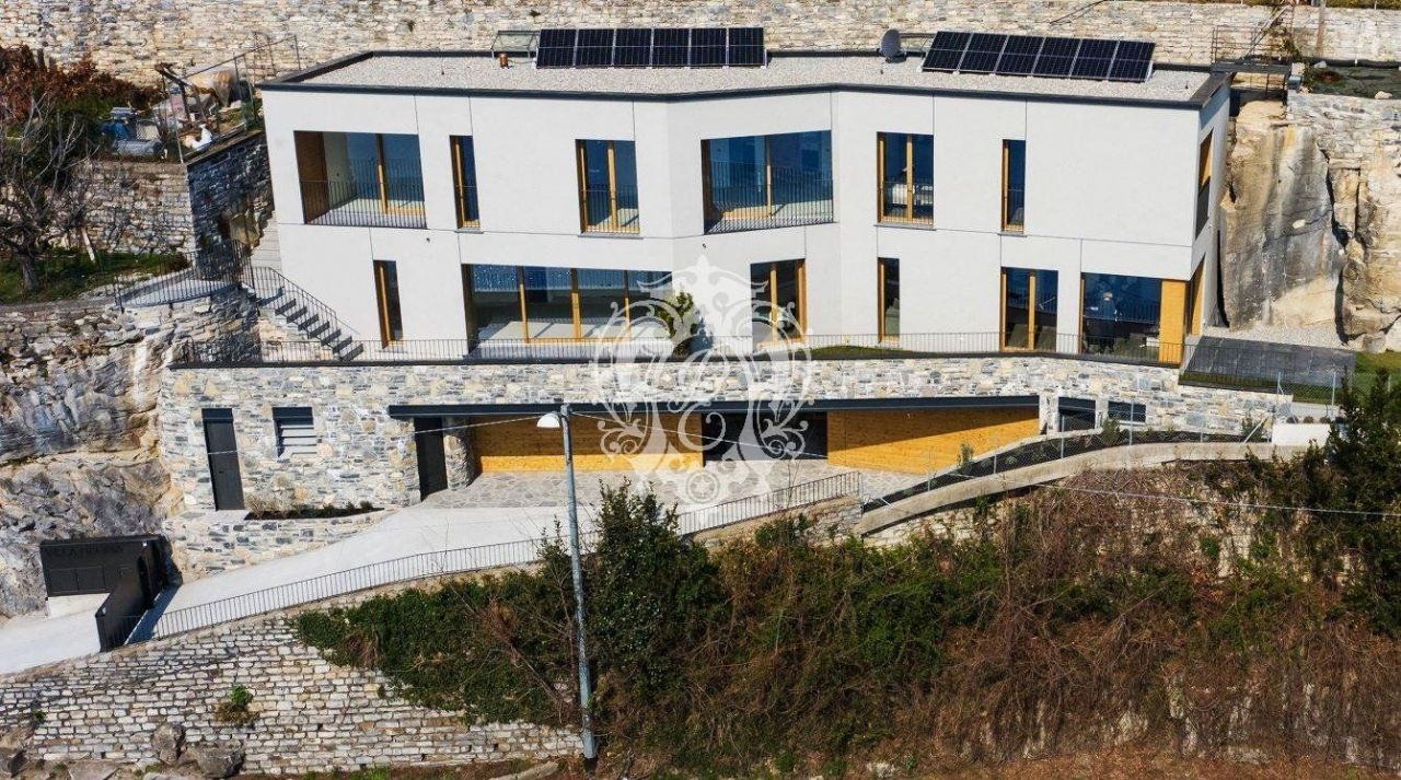 Вилла в Карате-Урио, Италия, 250 м2 фото 1