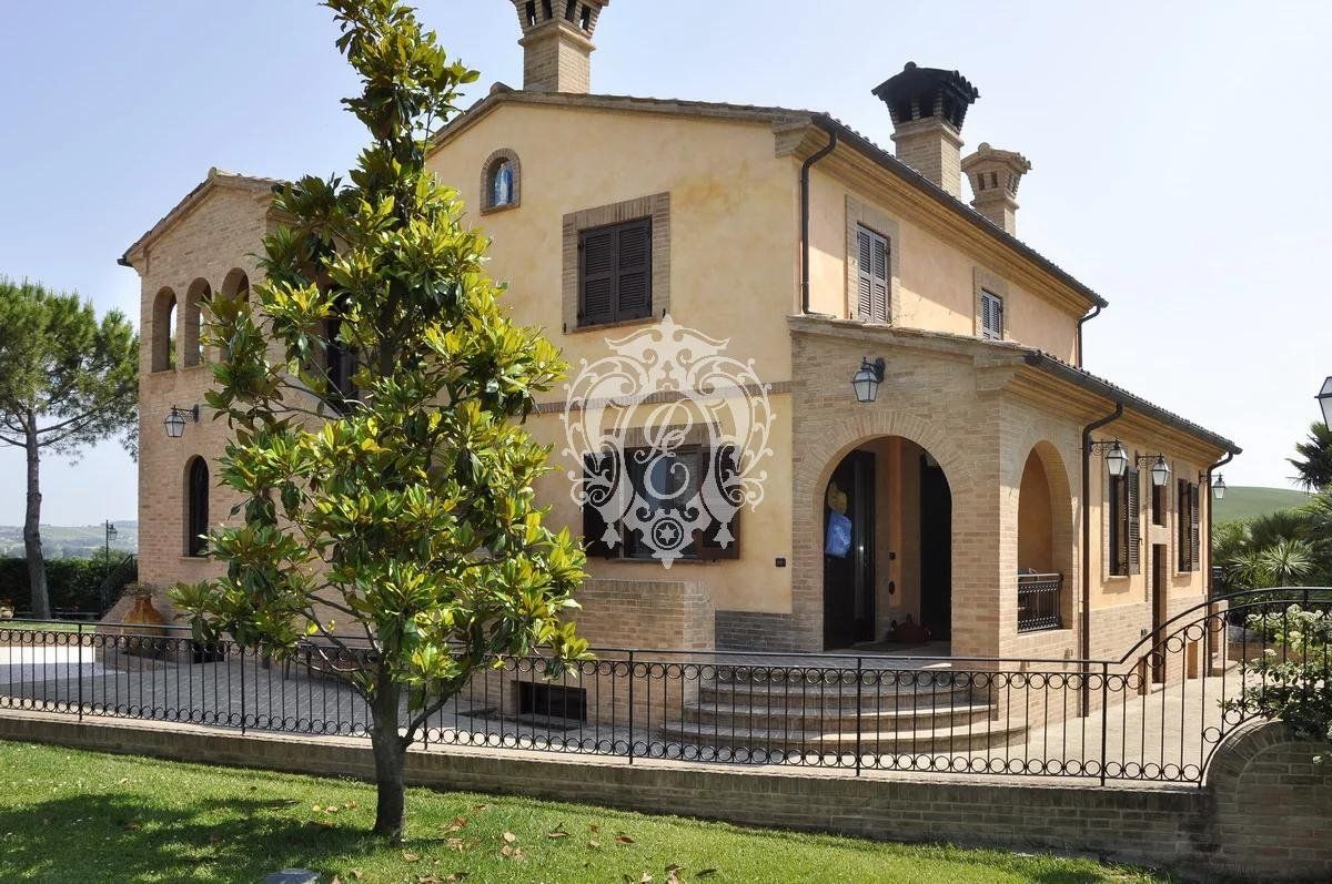 Дом в Потенца-Пичене, Италия, 637 м2 фото 1