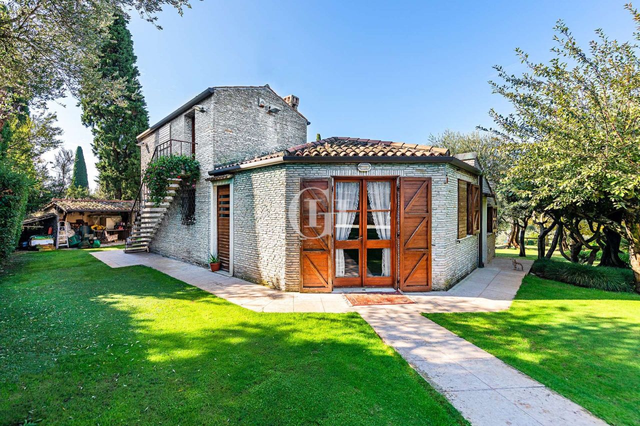 Вилла у озера Гарда, Италия, 1 050 м2 фото 2