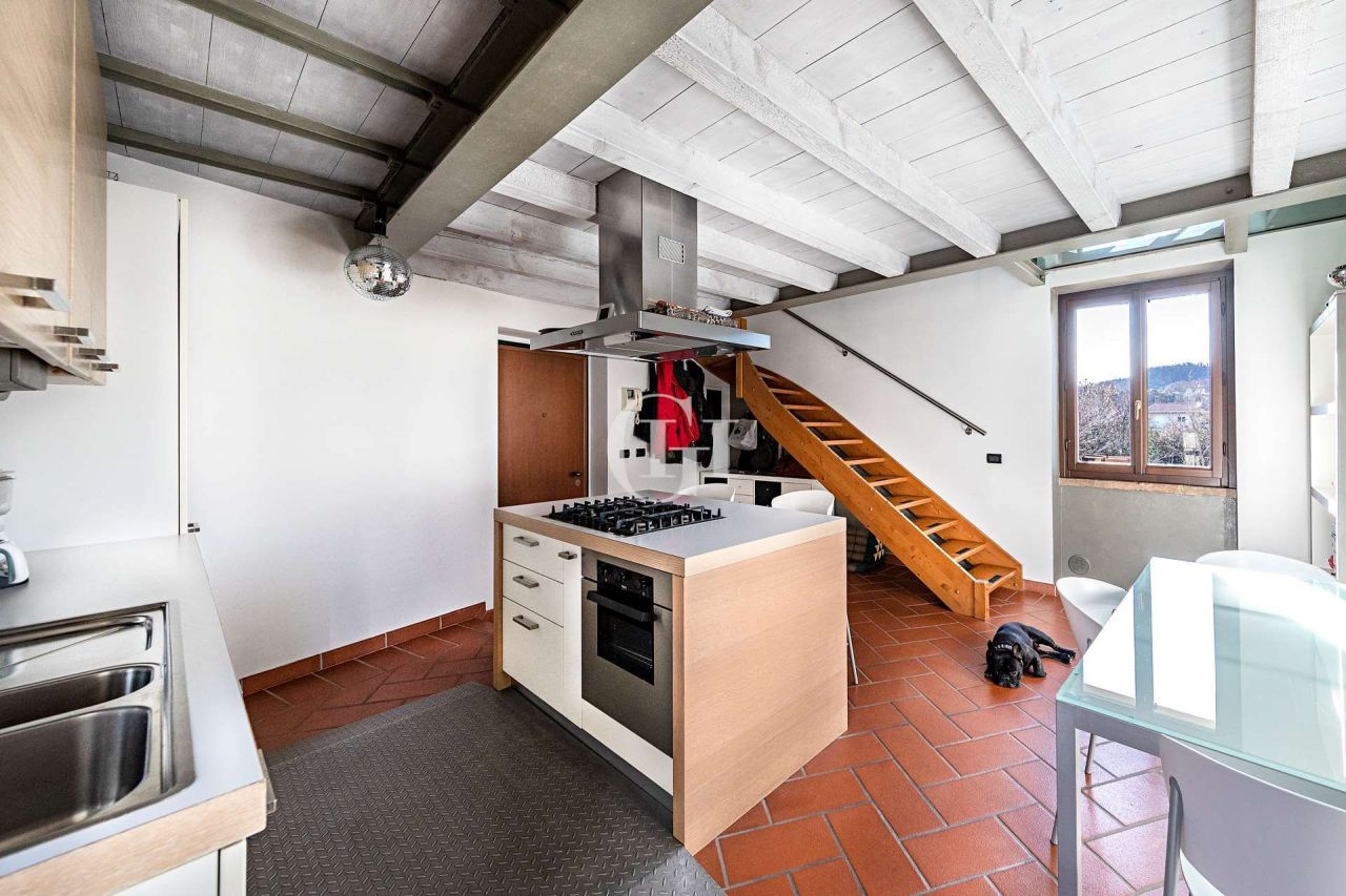Квартира у озера Гарда, Италия, 95 м2 фото 1