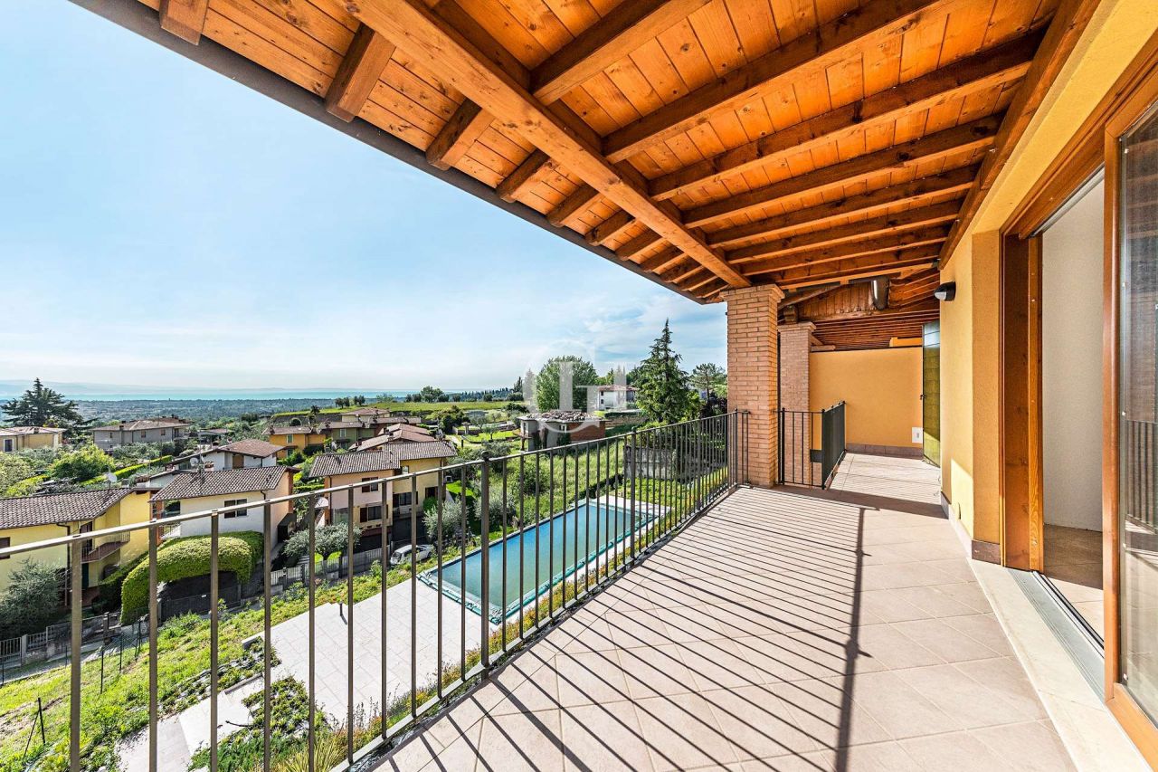 Квартира у озера Гарда, Италия, 90 м2 фото 1