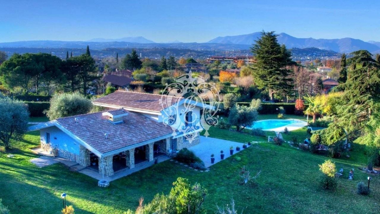 Вилла в Манерба-дель-Гарде, Италия, 350 м2 фото 2