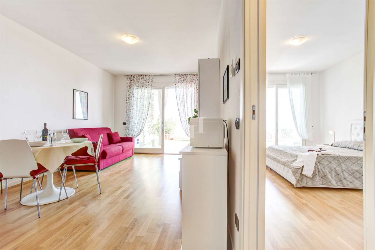 Квартира у озера Гарда, Италия, 67 м2 фото 2
