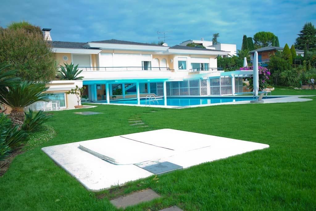 Вилла у озера Гарда, Италия, 800 м2 фото 2
