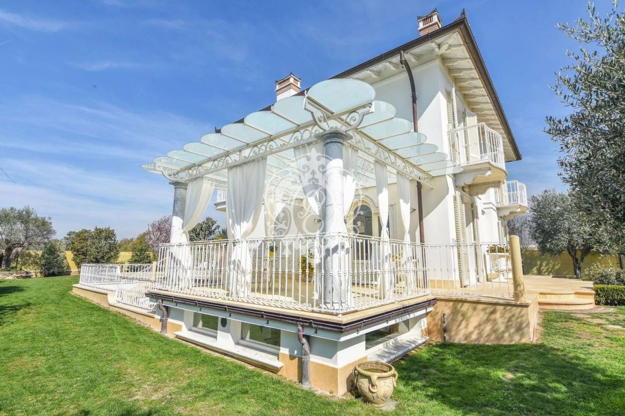 Вилла в Пьетрасанте, Италия, 300 м2 фото 4