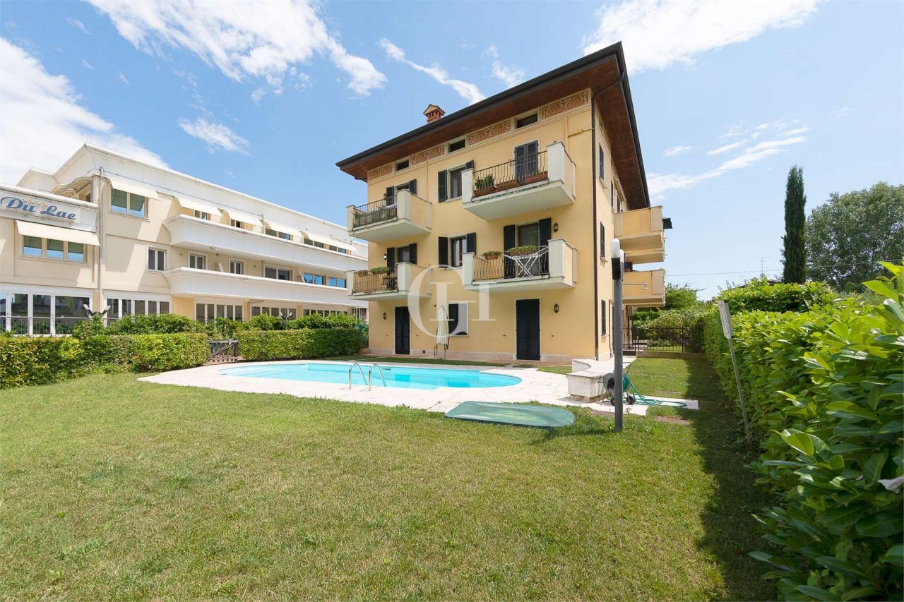 Квартира у озера Гарда, Италия, 80 м2 фото 1