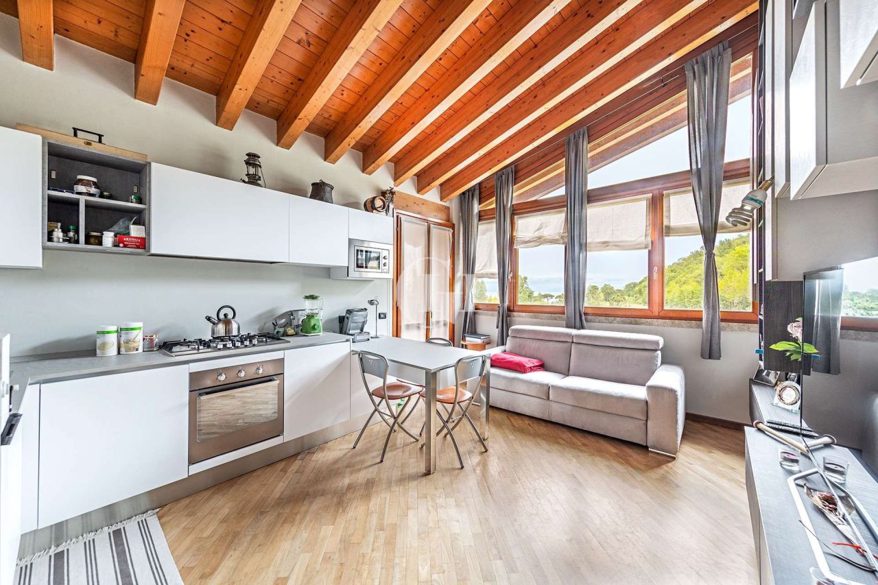Квартира у озера Гарда, Италия, 55 м2 фото 3