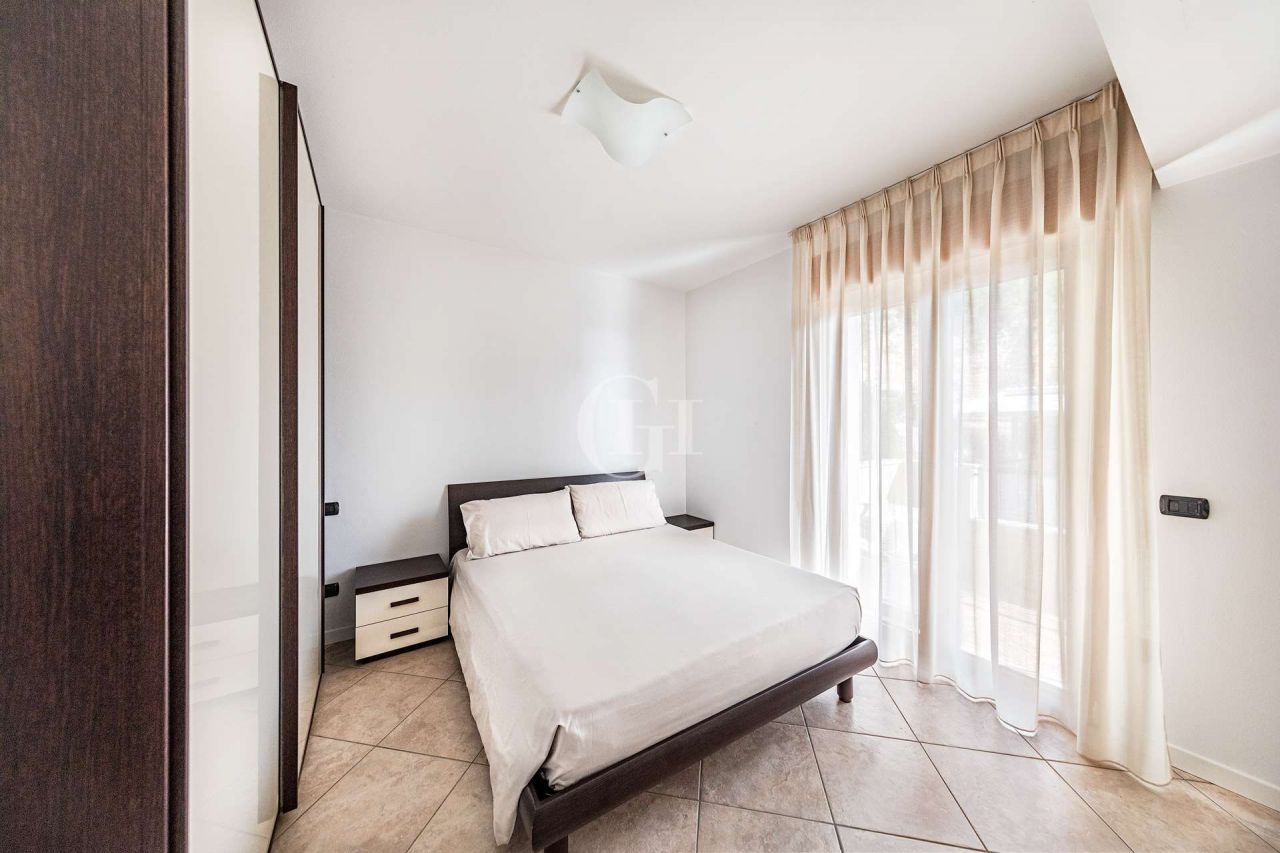 Квартира у озера Гарда, Италия, 70 м2 фото 2