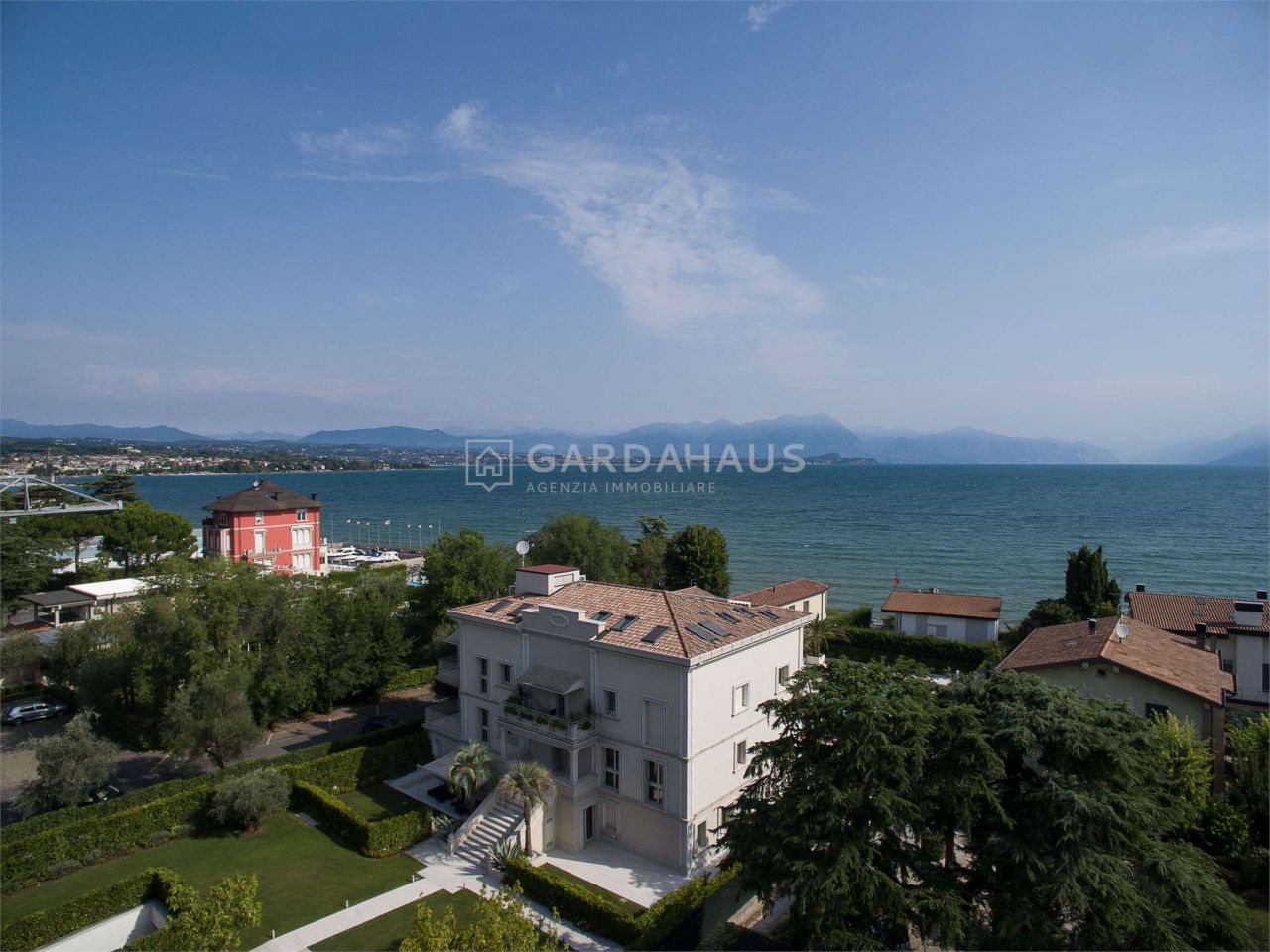 Вилла у озера Гарда, Италия, 1 500 м2 фото 2