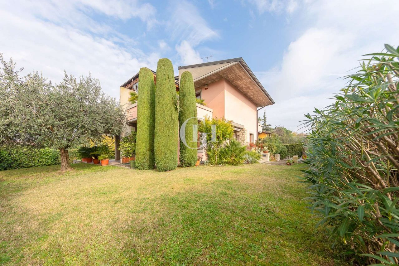 Вилла у озера Гарда, Италия, 350 м2 фото 1
