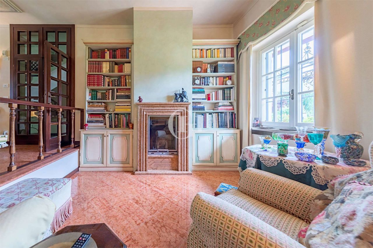 Вилла у озера Гарда, Италия, 541.55 м2 фото 4