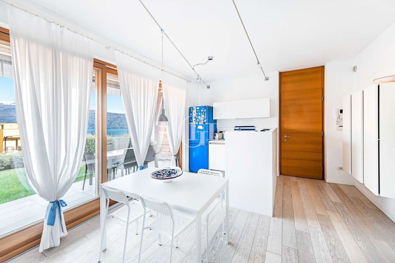 Апартаменты у озера Гарда, Италия, 90 м2 фото 2