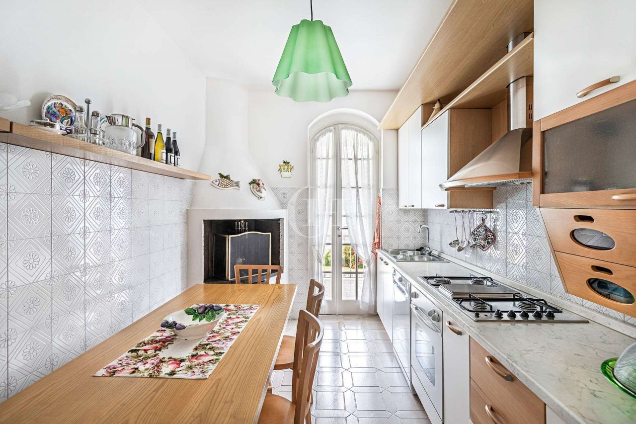 Вилла у озера Гарда, Италия, 264 м2 фото 3