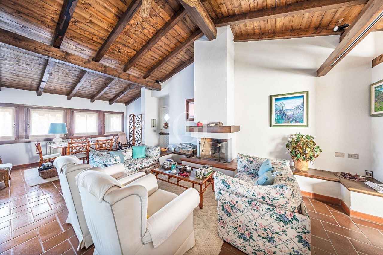 Квартира у озера Гарда, Италия, 70 м2 фото 1