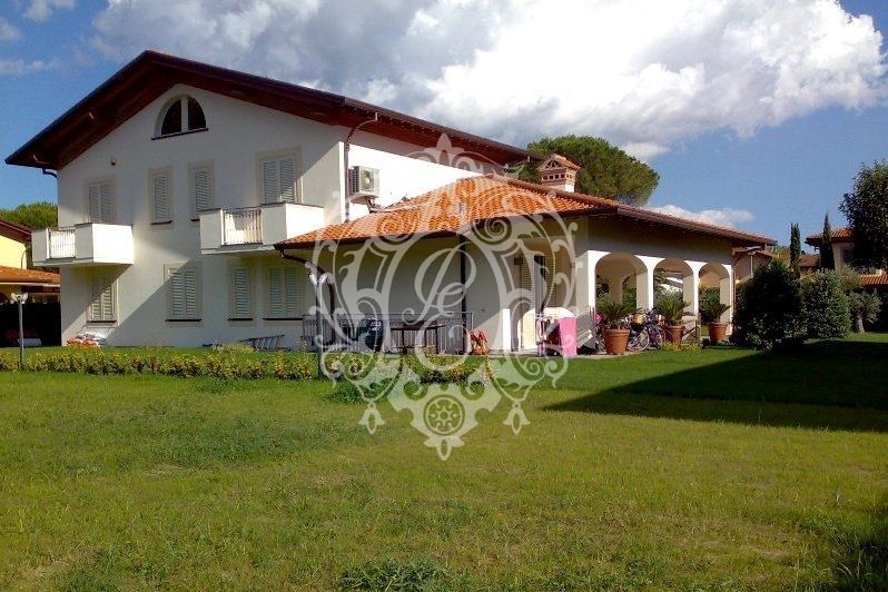 Вилла в Форте деи Марми, Италия, 480 м2 фото 2