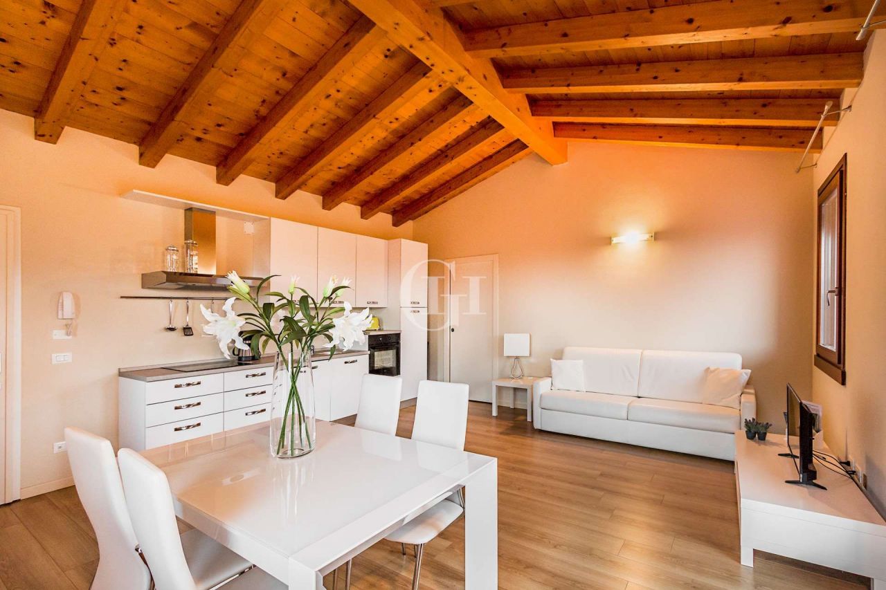 Апартаменты у озера Гарда, Италия, 73 м2 фото 2