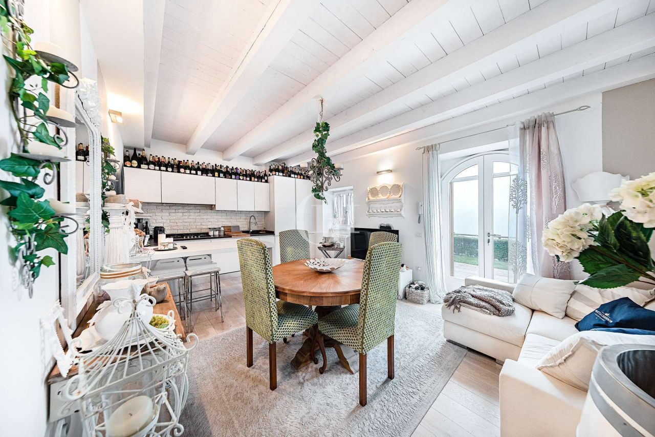 Квартира у озера Гарда, Италия, 75 м2 фото 4