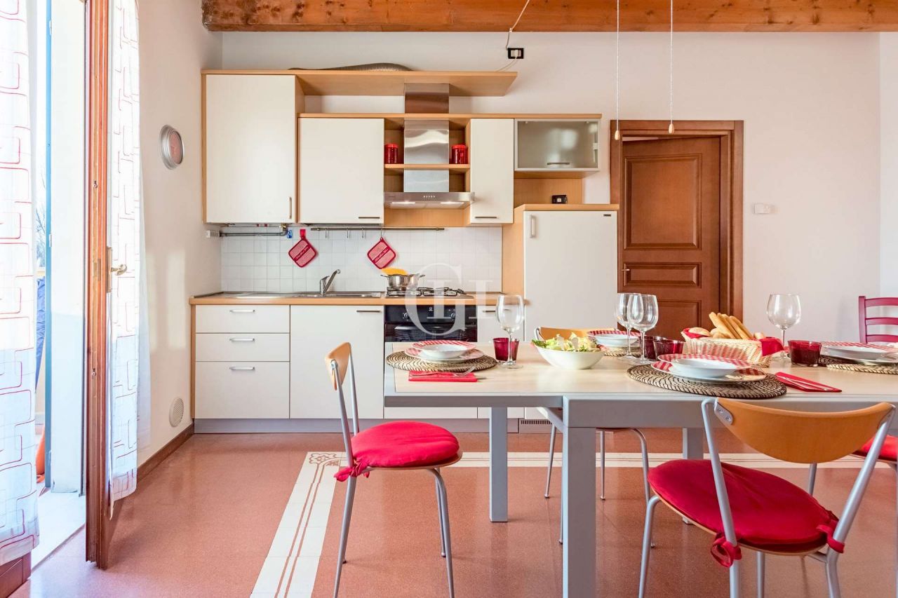 Квартира у озера Гарда, Италия, 80 м2 фото 4
