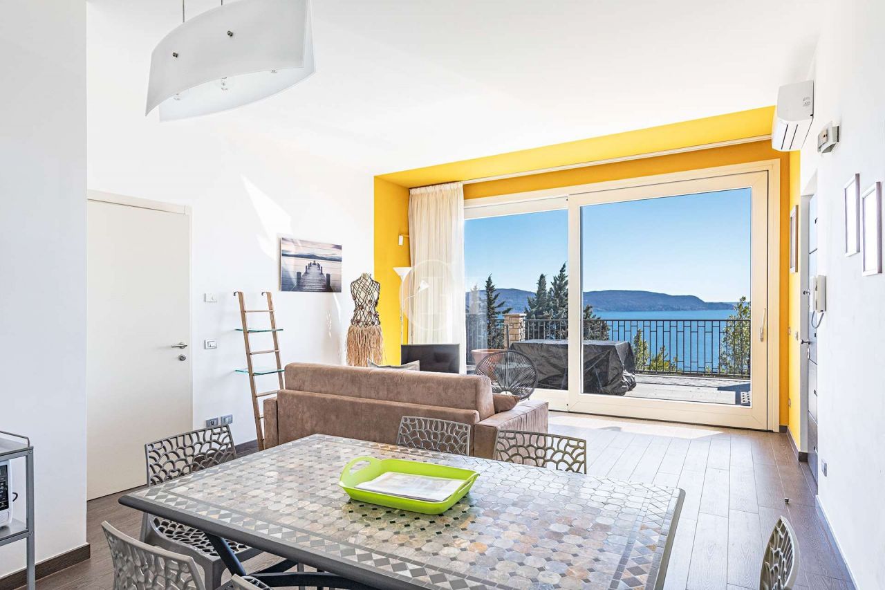 Квартира у озера Гарда, Италия, 120 м2 фото 1