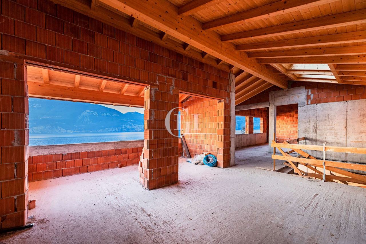 Вилла у озера Гарда, Италия, 700 м2 фото 4