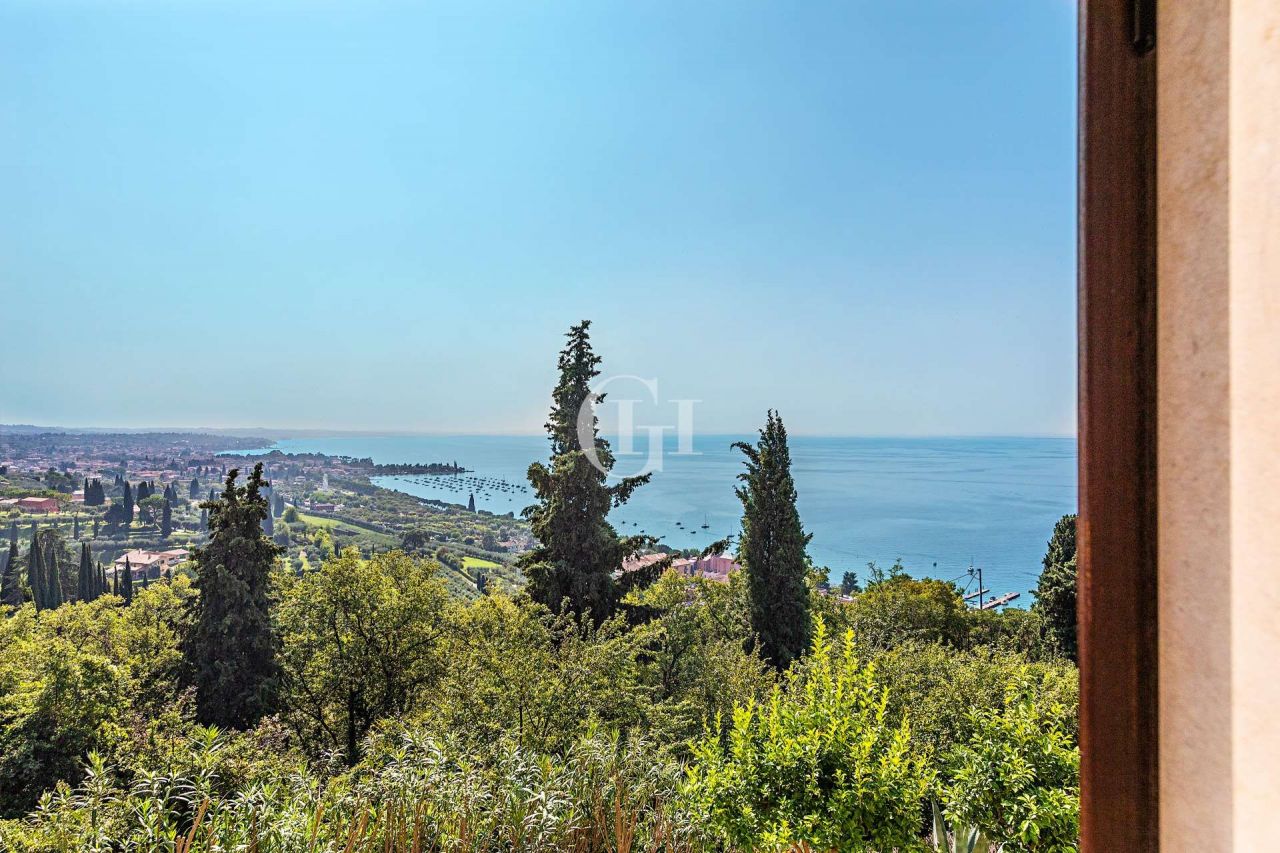 Квартира у озера Гарда, Италия, 180 м2 фото 1
