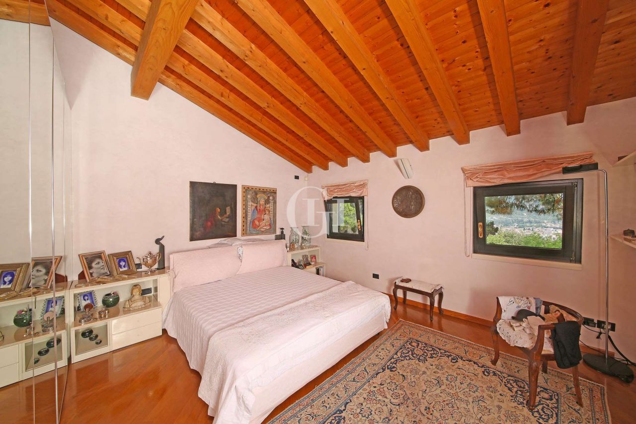 Вилла у озера Гарда, Италия, 480 м2 фото 5