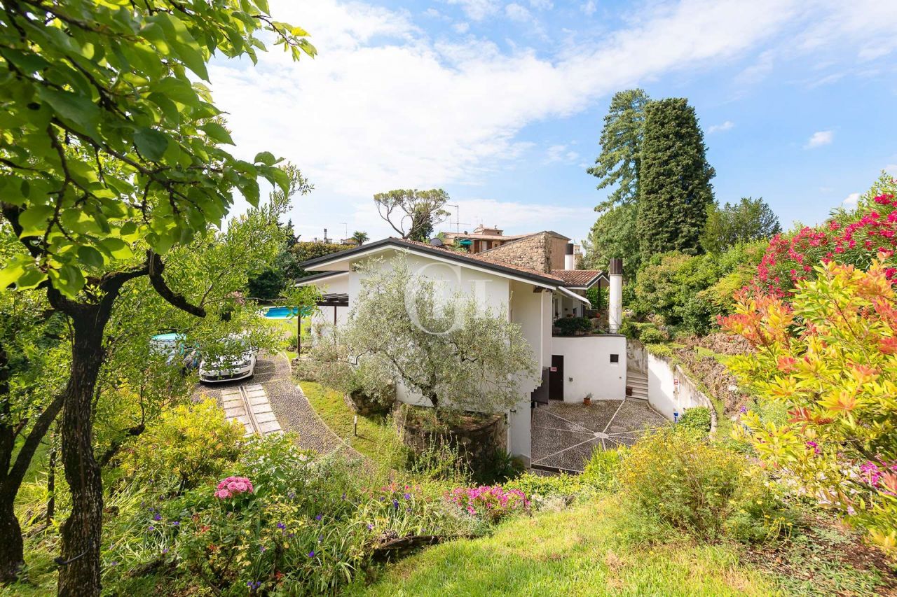 Вилла у озера Гарда, Италия, 600 м2 фото 2