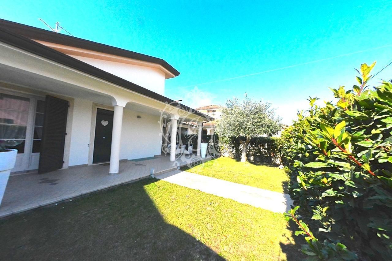 Вилла в Торре дель Лаго, Италия, 220 м2 фото 2